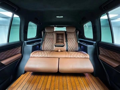 深圳工廠 陸巡/霸道普拉多改裝新潮流，電動(dòng)沙發(fā)床與地板升級(jí)引領(lǐng)個(gè)性化車(chē)飾風(fēng)尚